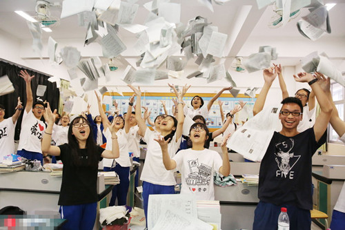 东莞某学校的同学们兴奋地把试卷丢向天空。