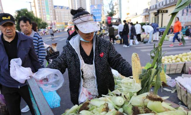 三伏天我们“热成狗”，而黑龙江却穿着棉袄出行。啥情况？