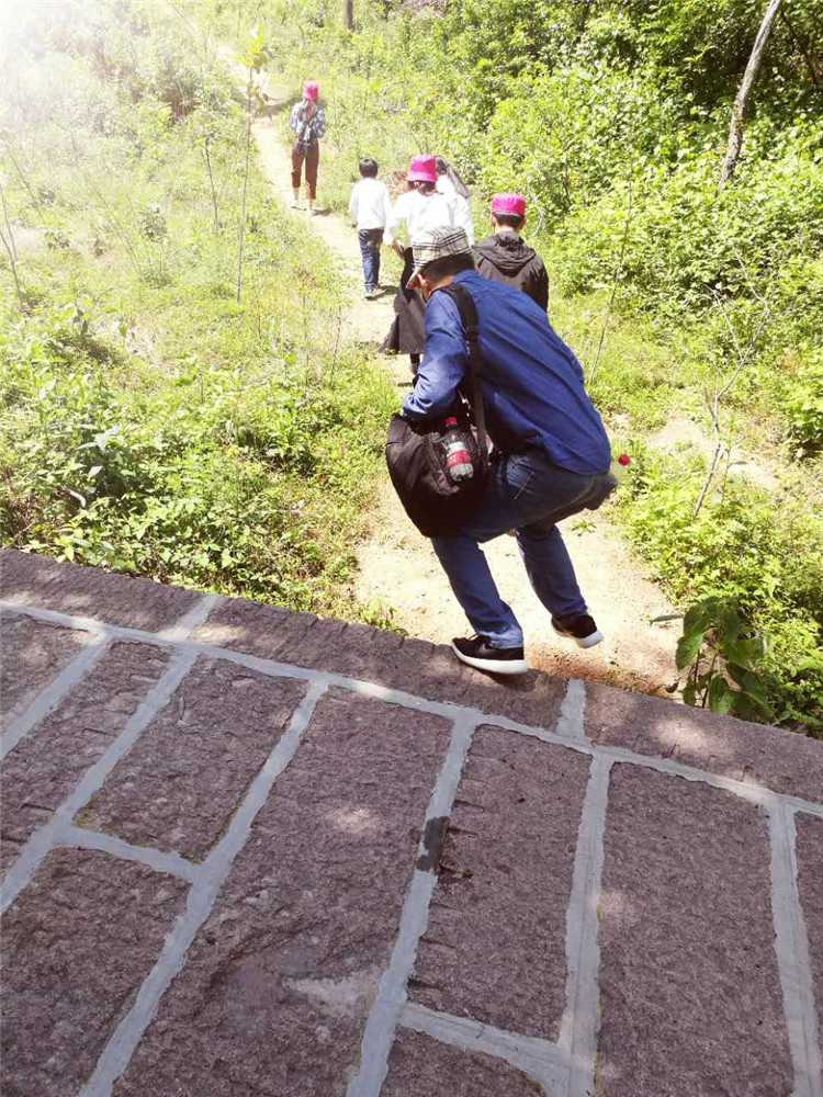 龙八国际装饰巨石山两日游之登山游览巨石山